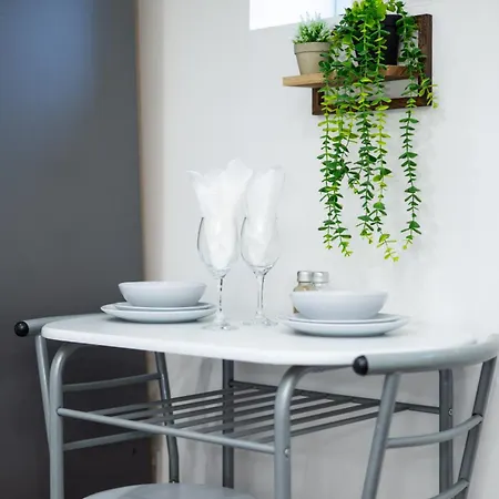 Cozy Flat, 7mins From Centre, Parking, Wifi & Netflix Apartament
