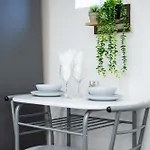 Cozy Flat, 7mins From Centre, Parking, Wifi & Netflix Apartment