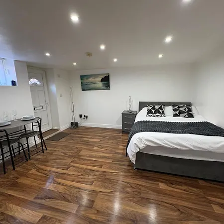 Apartment Cozy Flat, 7mins From Centre, Parking, Wifi & Netflix